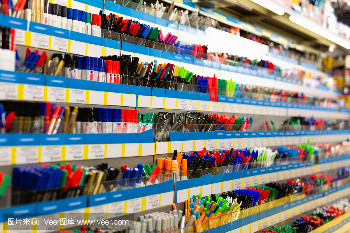 色彩缤纷的笔架在办公用品商店