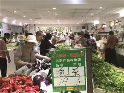 300米开3家菜店“合围”大菜场,可蔬菜安全该哪个部门管?