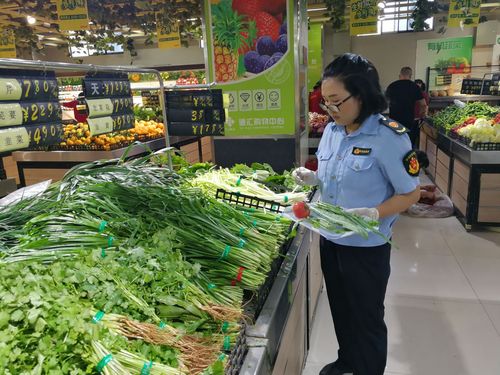 执法人员对通汇超市,华联超市销售的时令蔬菜,新鲜水果进行采样